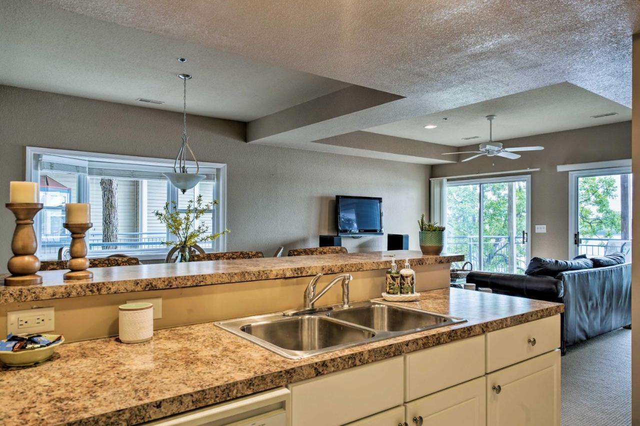 Waterfront Lake Ozark Condo With Deck And Pools Zewnętrze zdjęcie